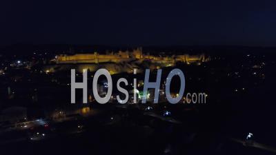 Vieille Ville De Carcassonne Illuminée à La Tombée De La Nuit, Vidéo Drone