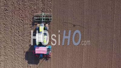 Tracteur Labourant Un Champ Dans La Beauce, Vidéo Drone