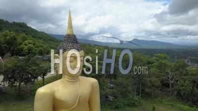 Bouddha D'or Au Temple De Phu Salao Et Au Mékong, Vidéo Drone