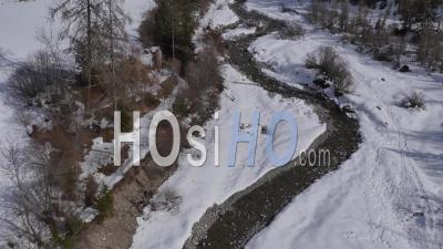Ruisseau Enneigé Au Coeur Des Montagnes, Vidéo Drone