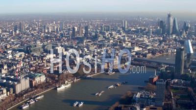 La Tamise En Direction Du Centre-Ville, Londres, Filmée En Hélicoptère