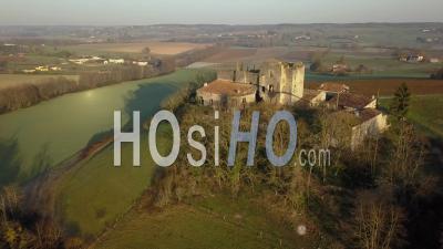 Vue Aérienne Du Paysage Agricole Et Du Château En Ruine Au Milieu Des Champs Au Lever Du Soleil- Vidéo Drone