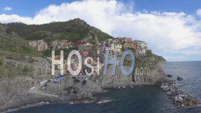 Vue Aérienne Des Maisons Et Du Littoral De Manarola. La Cinque Terre Italie - Vidéo Drone