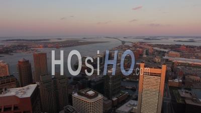 Boston Massachusetts Survolant Le Centre-Ville Au Coucher Du Soleil Avec Vue Sur La Ville Et L'aéroport. - Vidéo Drone