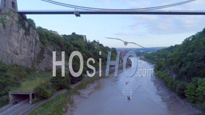 Le Pont Suspendu De Clifton Enjambe La Gorge Et La Rivière Avon, Reliant Clifton (bristol) à Leigh Woods (north Somerset, Angleterre) - Vidéo Drone