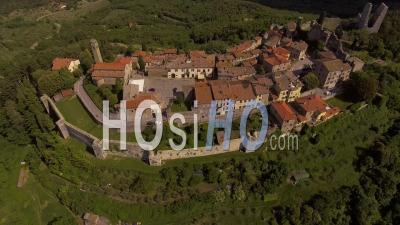 Images Aériennes, Une Ancienne Petite Ville De Civitella Dans Le Val Di Chiana Près D'arezzo En Toscane, Italie, 4k - Vidéo Drone