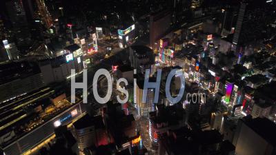 Japon Tokyo Vue Aérienne Birdseye Voler Bas Au-Dessus De La Célèbre Région De Shinjuku Panoramique Vers Le Bas De La Nuit - Vidéo Drone
