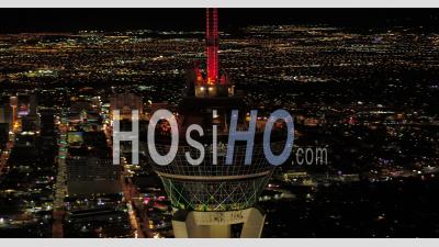 Vue Aérienne De Las Vegas Gros Plan Panoramique Autour De La Tour Stratosphere Dans La Nuit Avec Vue Panoramique - Vidéo Drone