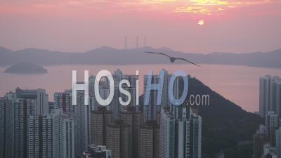 Vue Rapprochée De Hong Kong Voler Bas Autour D'immeubles En Copropriété Au Coucher Du Soleil - Vidéo Drone