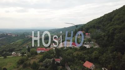 Vue Aérienne Du Village De Montagne - Vidéo Drone, Croatie, Croatie