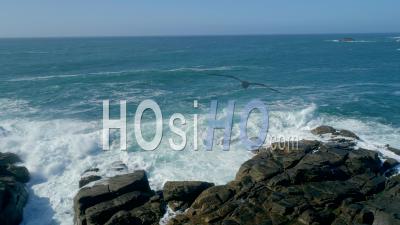 Océan Surf Breaking On Rocks. Îles De Scilly Royaume-Uni - Vidéo Drone