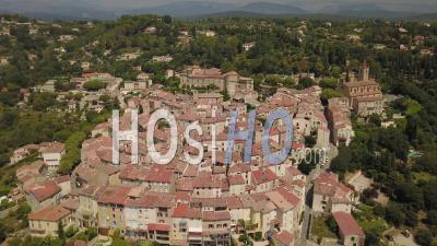 Panoramic View Of The Provencal Village Of Callian - Vidéo Drone