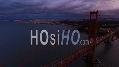 San Francisco, Californie, Usa Voler à Basse Altitude Sur Le Golden Gate Bridge Avec Vue Sur La Ville Et L'orage Après Le Coucher Du Soleil - Vidéo Drone