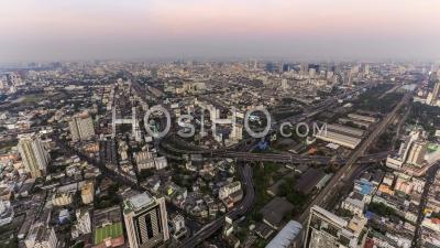 Paysage Urbain Tard En Soirée Dans Le Centre-Ville De Bangkok, En Thaïlande - Vidéo Drone