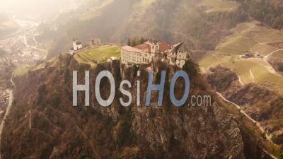 Images De Drones Du Village De Chiusa Perché Sur Une Colline. Italie, Sud Tirol - Vidéo Drone