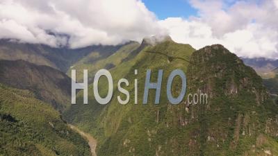 Route Vers Le Machu Picchu Dans Les Andes Près De Aguas Clientes Pérou - Vidéo Drone