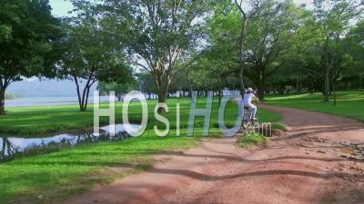 Cycliste à L'hôtel Amaya Lake à Dambulla, Sri Lanka - Vidéo Drone