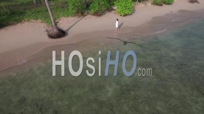 Femme Se Promenant Sur La Plage De Pasikuda Au Sri Lanka - Vidéo Drone