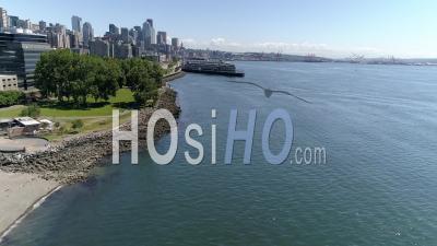 Drone Perspective De Seattle, Washingtons Myrtle Edwards Park Montrant Une Vue Magnifique De La Ligne D'horizon Dans Le Nord-Ouest Du Pacifique - Vidéo Drone