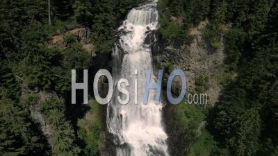 Un Drone Tiré Flottant Près De Cascades En Cascade De Whistler - Vidéo Drone