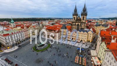 Ville Et Piétons Laps De Temps De La Place De La Vieille Ville à Prague. République Tchèque - Vidéo Drone