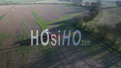 Machines Agricoles Pulvérisant De L'herbicide Glyphosate Sur Des Cultures Agricoles. - Vidéo Drone