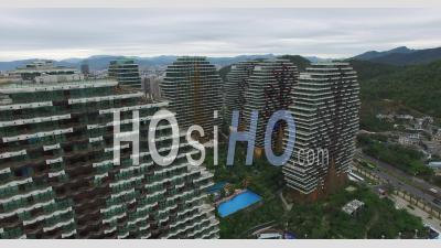 Bâtiments Modernes Des Hôtels 5 étoiles à L'heure De La Journée Dans La Ville De Sanya, Chine - Vidéo Drone
