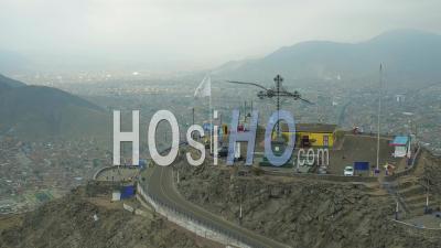 Lima Pérou Voler Autour De La Colline De San Cristobal Avec Vue Panoramique. - Vidéo Drone