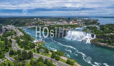 Cascades De Niagara Falls Sur La Rivière Niagara Le Long De La Frontière Canado-Américaine. - Photographie Aérienne