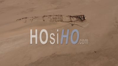 Homme Regardant L'épave Du Navire Eduard Bohlen, Désert Du Namib, Vue De Dessus Par Drone