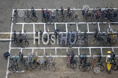Vélos Stationnés En Rangées Sur Une Rue De Ville De Datong, Shanxi, En Chine. - Photographie Aérienne