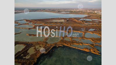 Vue Aérienne Des étangs Au Crépuscule, Aigues-Mortes - Photographie Aérienne
