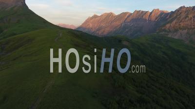Lever Du Soleil Sur Les Montagnes Cordon - Vidéo Drone