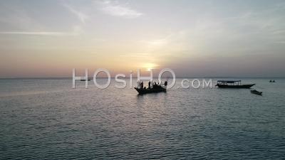 Bateau De Pêche Au Coucher Du Soleil, Zanzibar, Tanzanie - Vidéo Drone
