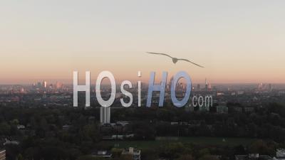 Vue Aérienne De Dolly Sur Les Toits De Londres Depuis Un Parc à L'extrémité Accroupie, Côté Nord Au Coucher Du Soleil - Vidéo Drone