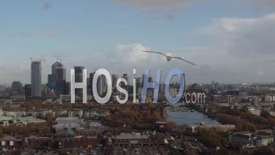 Vue Aérienne De Chariot Du Quartier Financier Des Docklands à Londres - Vidéo Drone