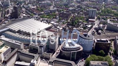 Station De Waterloo, Bâtiment Shell Et London Eye, Londres Filmée Par Hélicoptère