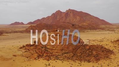 Vue Aérienne Sur Le Désert Du Namib Et Les Formations Rocheuses Massives à Spitzkoppe, Namibie - Vidéo Drone