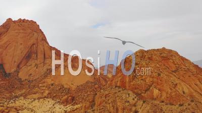 Vue Aérienne Sur Le Désert Du Namib Et Les Formations Rocheuses Massives à Spitzkoppe, Namibie - Vidéo Drone