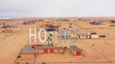 Vue Aérienne Sur Un étrange Village Isolé, Barren Post Settlement, Avec Des Maisons D'été, Hengtiesbaai, Namibie - Vidéo Drone