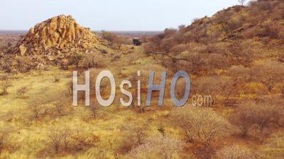 Vue Aérienne De Touristes Profitant D'un Moment En Jeep Safari Dans La Vaste Réserve De D'erindi, Namibie - Vidéo Drone