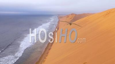 Vue Aérienne Sur Les Vastes Dunes De Sable Du Désert Du Namib Le Long De La Skeleton Coast De La Namibie Se Termine Sur Safari Van - Drone Point Of Vie