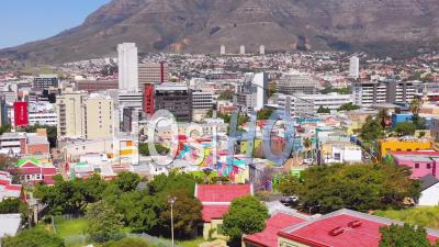 Aerial View Over Colorful Bo-Kaap Cape Town Neighborhood And Downtown City Skyline, South Africa - Vidéo Drone