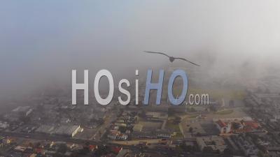 Vue Aérienne à Travers Le Brouillard Révèle Un Sud De La Ville De Californie, Ventura, Californie - Vidéo Drone