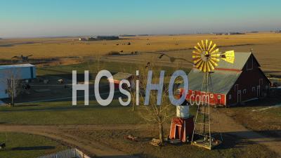 Vue Aérienne Par Drone D'une Ferme Classique Et De Granges Dans Le Midwest Rural D'amérique, York, Nebraska