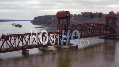 Vue Aérienne Par Drone D'un Pont-Levis Sur Le Mississippi S'ouvrant Lentement Pour Laisser La Place à Une énorme Péniche Se Déplaçant Vers L'amont