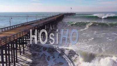 Aerial View Over Huge Waves Rolling In Over A California Pier In Ventura California During A Big Winter Storm Suggests Global Warming And Sea Level Rise Or Tsunami - Vidéo Drone