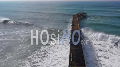 Aerial View Over Huge Waves Rolling In Over A California Pier In Ventura California During A Big Winter Storm Suggests Global Warming And Sea Level Rise Or Tsunami - Vidéo Drone