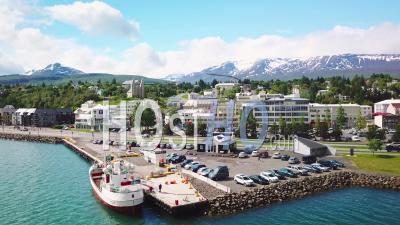 Vue Aérienne De La Ville Pittoresque D'akureyri, Islande - Vidéo Drone