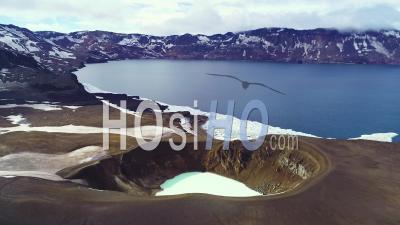 Vue Aérienne Sur Une Caldera Massive Dans La Région D'askja En Islande - Vidéo Drone